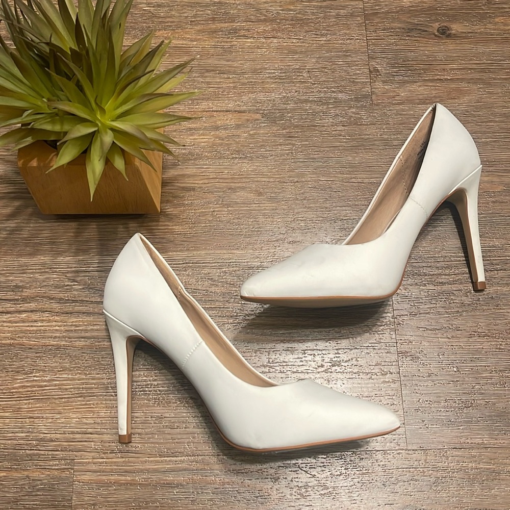White pointed toe heel
